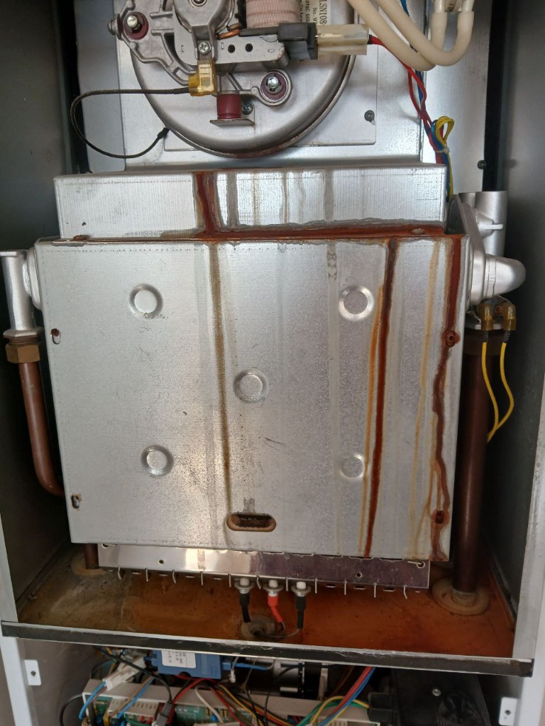 Котёл с ржавчиной и следами протечек