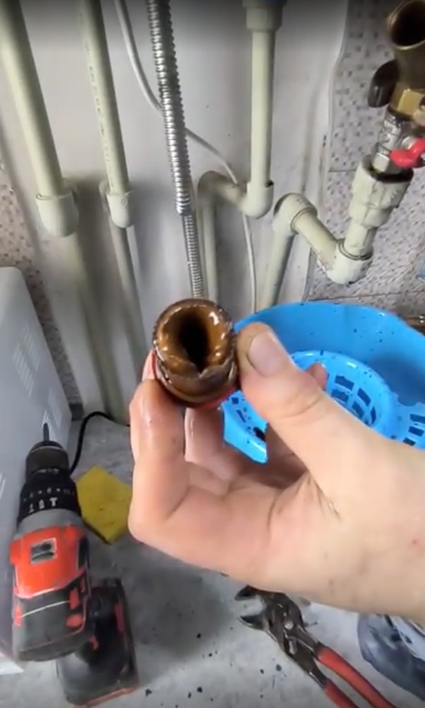 Загрязнение трубы системы отопления