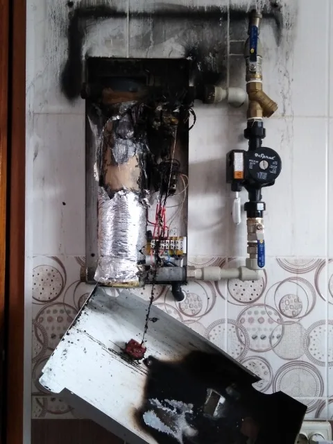 Сгоревший настенный котёл после пожара